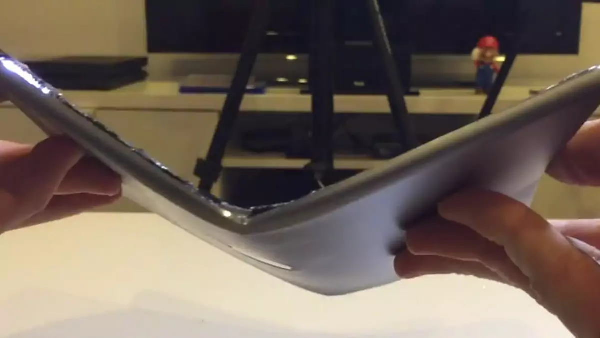 iPad Air 2. Jak znosi test na wyginanie? (wideo)