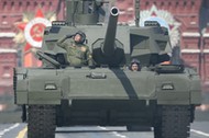 Rosyjski czołg Armata T-14 podczas parady wojskowej z okazji Dnia Zwycięstwa na Placu Czerwonym w Moskwie. 9 maja 2015 r.