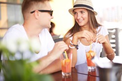 Dobry pretekst to podstawa! Tak Polacy rozpoczynają wakacyjne flirty