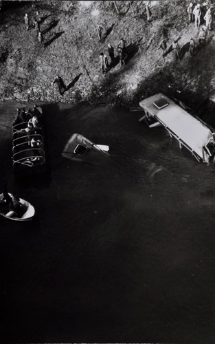 Spojrzenie z mostu. Stąd spadły dwa autobusy