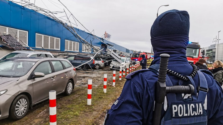 Konstrukcja fotowoltaiczna runęła na zaparkowane samochody