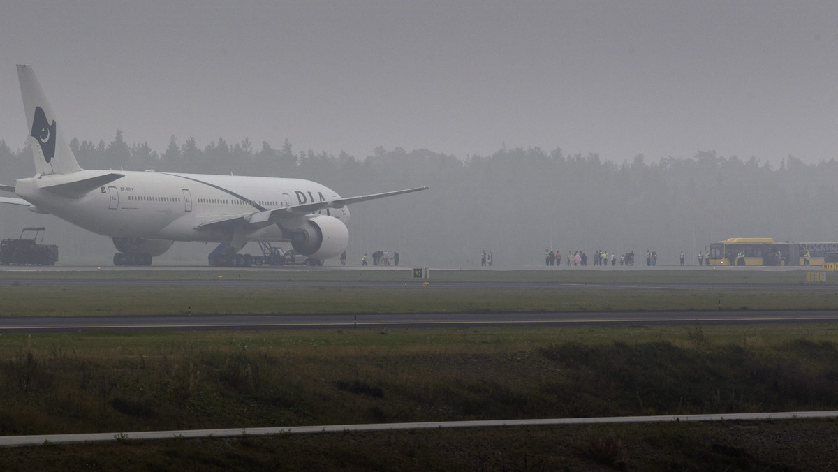 Szwedzki samolot rejsowy ze 150 osobami na pokładzie wylądował w piątek awaryjnie na lotnisku w Warnie po tym, gdy z lewego skrzydła zaczął wydobywać się dym - poinformowały władze bułgarskie.