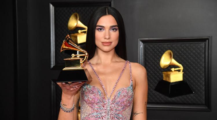 Dua Lipa a 63. Grammy-díjátadót megelőző médiaeseményen