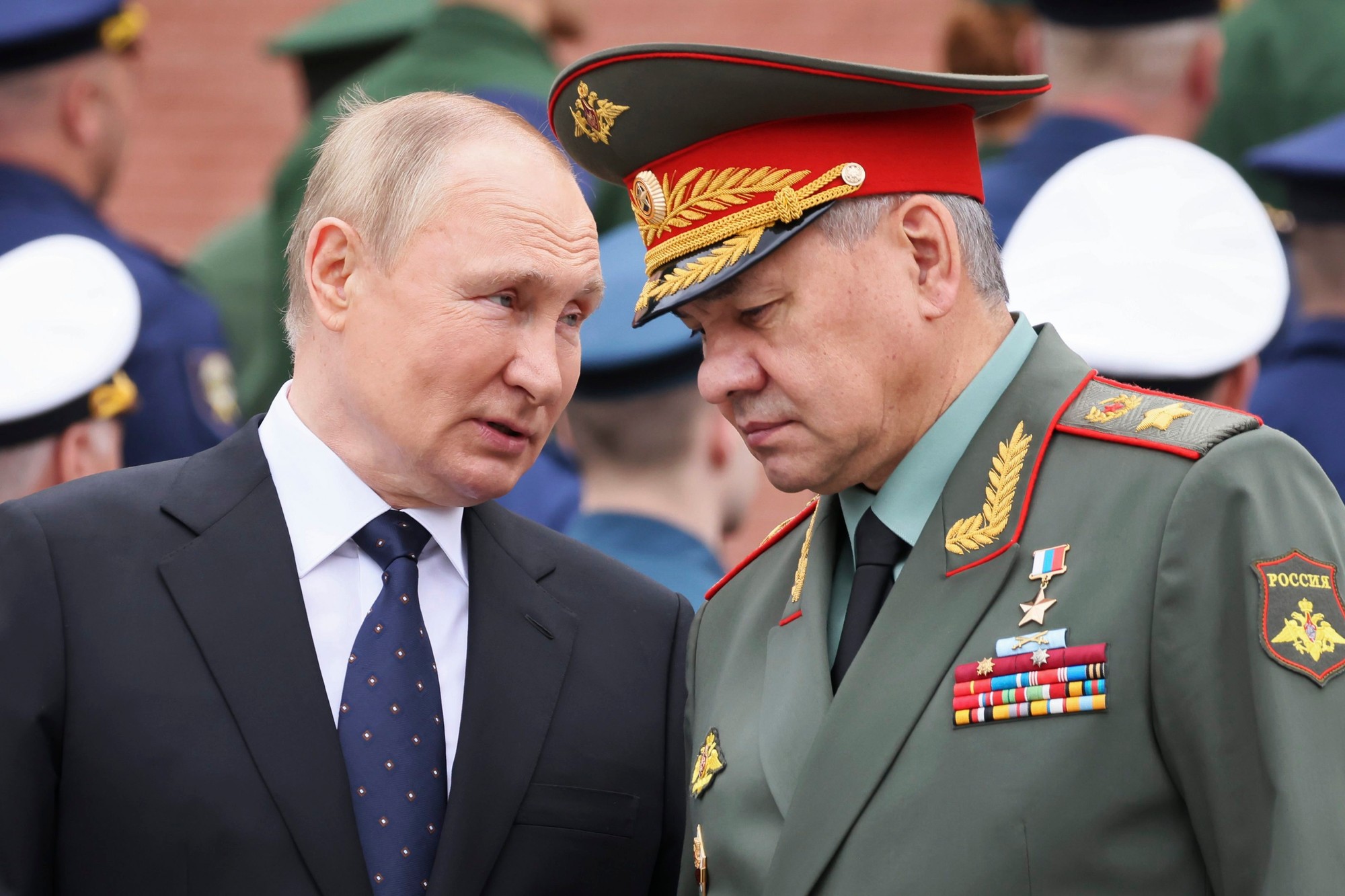 Ruský prezident Vladimir Putin s minister obrany Sergej Šojgu. 