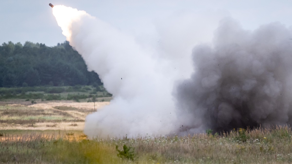 Ćwiczenia z wykorzystaniem wyrzutni HIMARS w ośrodku poligonowym Centrum Szkolenia Artylerii i Uzbrojenia w Kijewie,