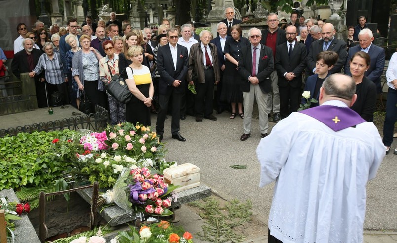 - Pani Basia całym swoim sercem, swoim życiem niosła piękno. Najpierw piękno tańca, gdy występowała w wojskowym zespole pieśni i tańca, potem - jako wykładowca akademicki - piękno literatury niemieckiej. Ale przede wszystkim piękno dobrego, uważnego człowieka, zwłaszcza na potrzeby innych - podkreślił w homilii ks. Bronisław Rosik.