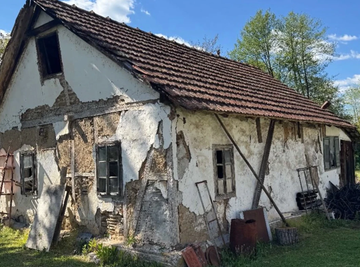 GLUMAC POKAZAO RUINIRANU KUĆU BLIZU ZLATIBORA: Potkočena letvama, FASADA PUCA SA SVIH STRANA, a onda se prisetio uspomena (FOTO)
