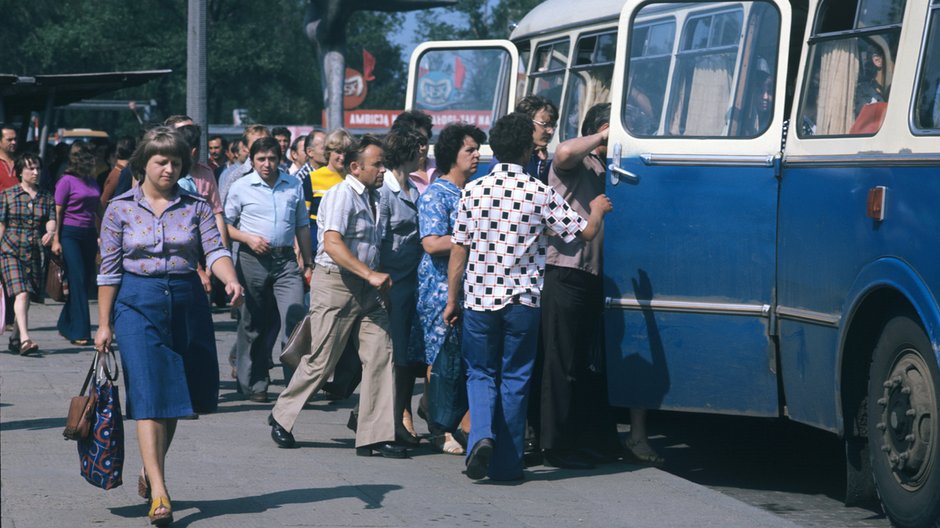 Mielec 08.1978, pracownicy zakładów PZL-Mielec na przystanku autobusowym