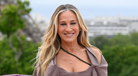Sarah Jessica Parker a világ legszebb Dior ruhájában érkezett az És egyszer csak... 3. évadának premierjére