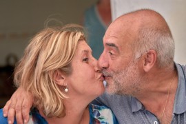 "Imam 63 GODINE, UDATA SAM I ŽIVIM SVINGERAJ, imam SE*S i sa 14 MUŠKARACA ZA NOĆ. MUŽ me u sve uveo. MONOGAMIJA nije prirodna. Od 28. spavamo sa drugim ljudima i nećemo se razvesti"