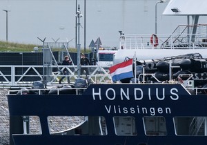 "MV Hondijus", luksuzni kruzer u centru epidemije hantavirusa, stigao je u holandsku luku Roterdam