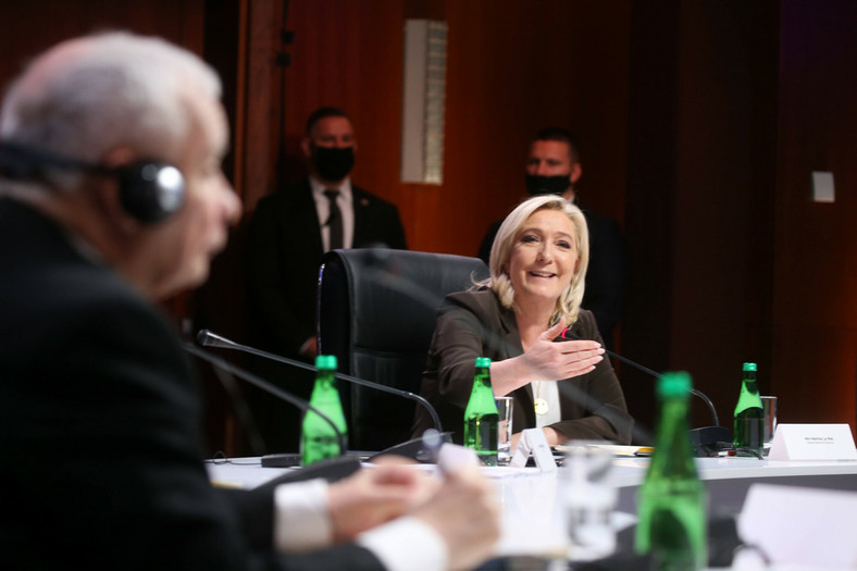 Marine Le Pen i Jarosław Kaczyński podczas spotkania liderów europejskiej prawicy w Warszawie w 2021 r.
