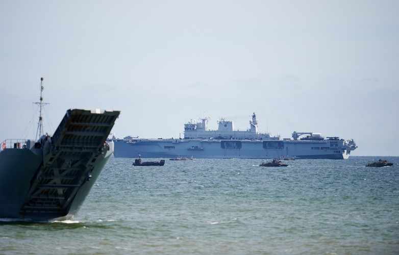 W manewrach Baltops 2015 trwających od początku czerwca bierze udział 5,6 tys. żołnierzy z 17 państw świata, 49 jednostek pływających z okrętami desantowymi USS San Antonio i HMS Ocean na czele oraz ponad 60 samolotów i śmigłowców.
<br><br>fot.  (aw/cat) PAP/Adam Warżawa