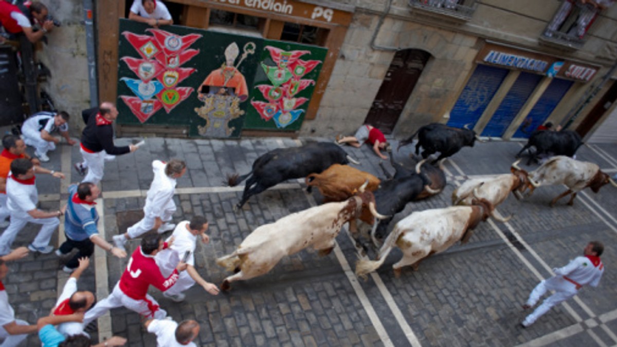 Wyścig z bykami odbywający się podczas święta San Fermin jest jednym z najdzikszych i najbardziej zwariowanych festiwali w Europie. Uliczna ekstaza, tańce i śpiewy suto zakrapiane sangrią - to kwintesencja hiszpańskiego temperamentu.