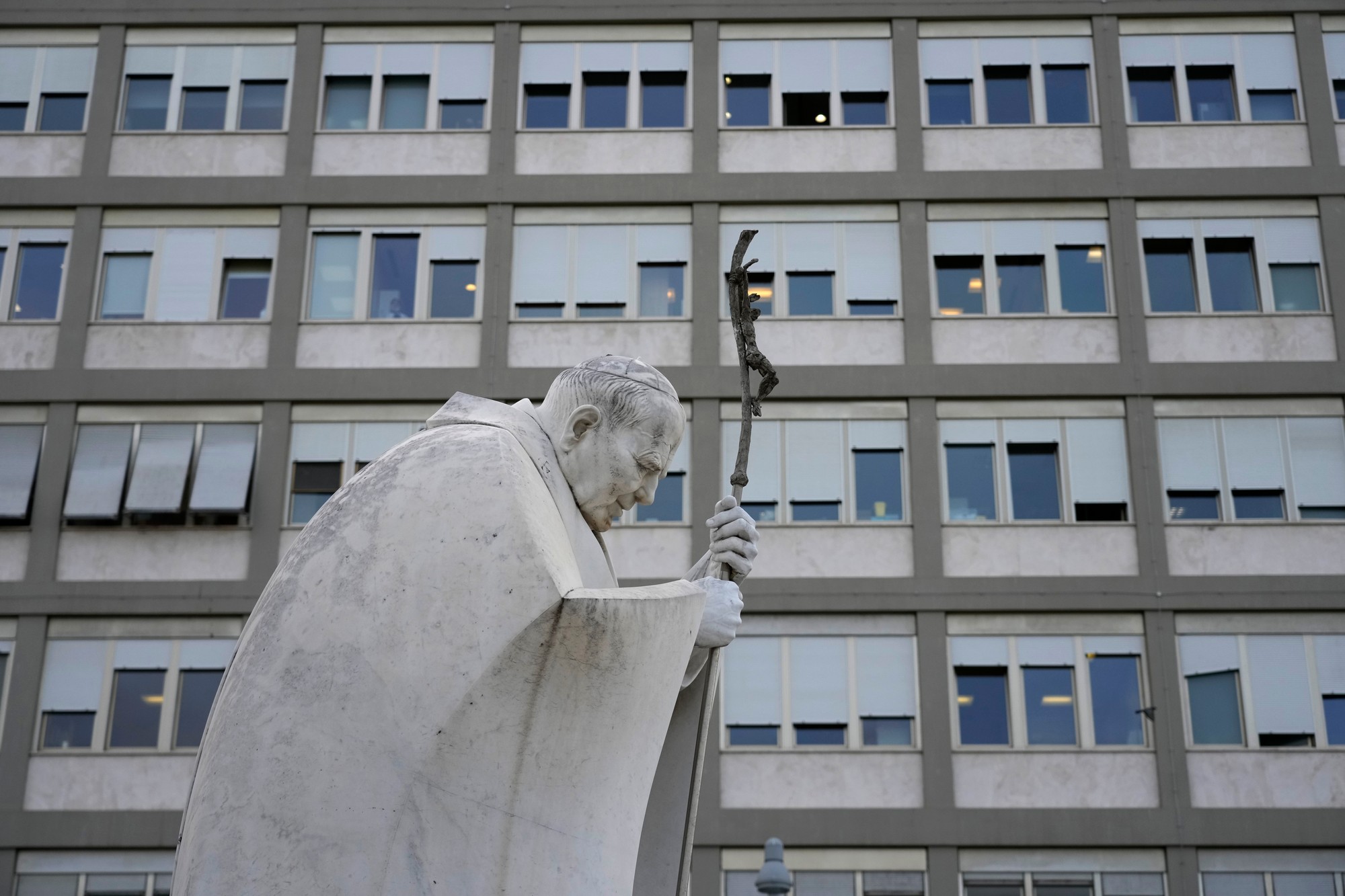 Univerzitná nemocnica Agostino Gemelli v Ríme, kde hospitalizovali pápeža.