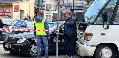 Groza w Przemyślu. Autobus bez kontroli staranował taksówkę