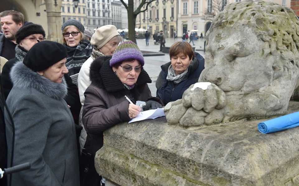 KRAKÓW DEMONSTRACJA KOD W OBRONIE SĘDZIÓW (pikieta KOD)