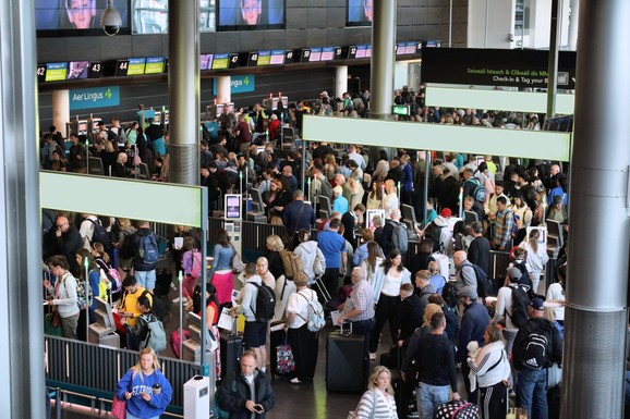 "SKENIRAŠ PASOŠ, TREPNEŠ I TO JE TO" Ova EU aplikacija bi mogla da skrati sate čekanja na granicama, a sve se glasnije priča da će je uvesti zemlja u koju Srbi MASOVNO IDU