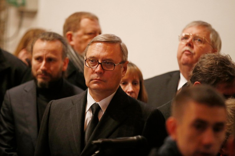 Pogrzeb Borysa Niemcowa. Były premier Rosji Michaił Kasjanow i ambasador USA John F. Tefft