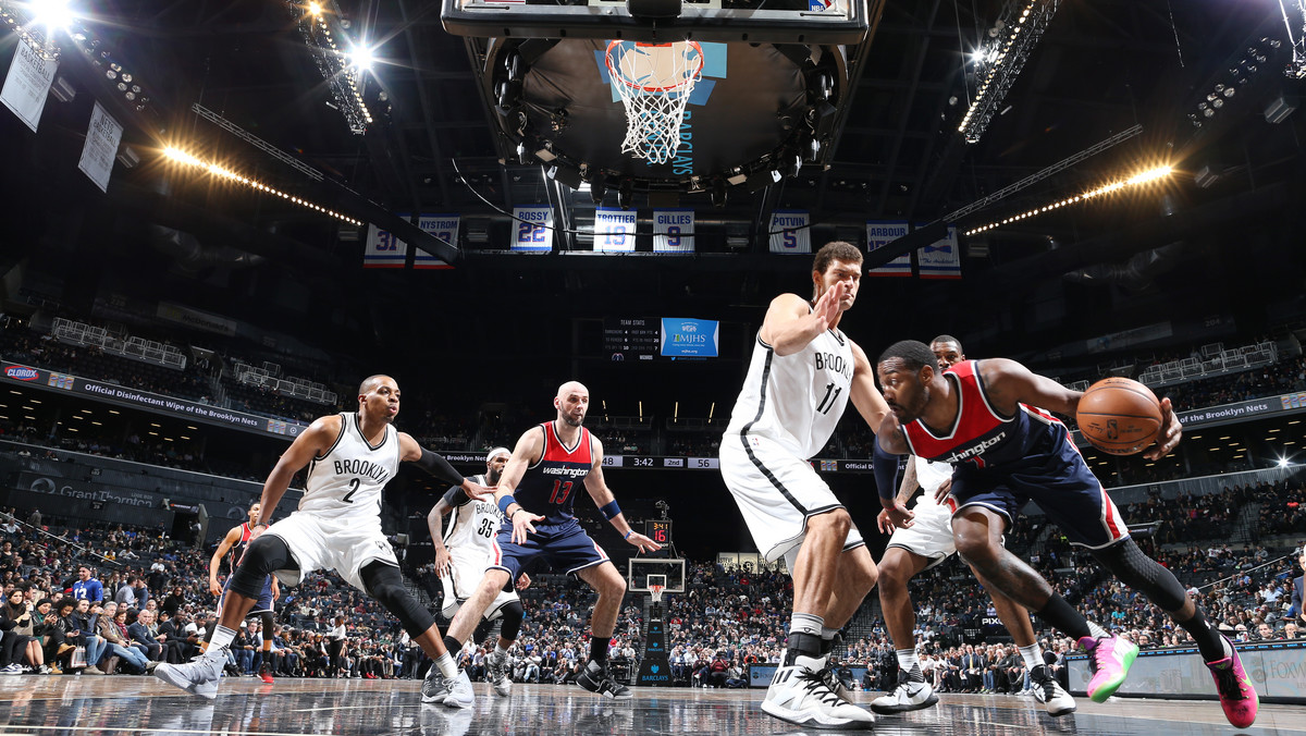 Na zakończenie złożonej z trzech meczów serii wyjazdowej Washington Wizards wygrali z Brooklyn Nets w Nowym Jorku 118:113. To dopiero drugie wyjazdowe zwycięstwo Czarodziejów w tym sezonie. Marcin Gortat zdobył 12. double-double w sezonie, złożone z 10 punktów i 12 zbiórek.