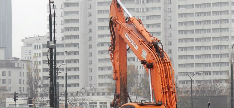 Pijany operator dźwigu na budowie metra. Zahaczył o strop stacji