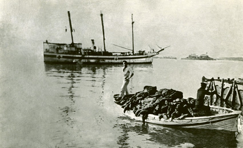 Odvoženje čamca punog leševa srpskih vojnika za sahranu u vodama Jonskog mora, Vido, 1916.