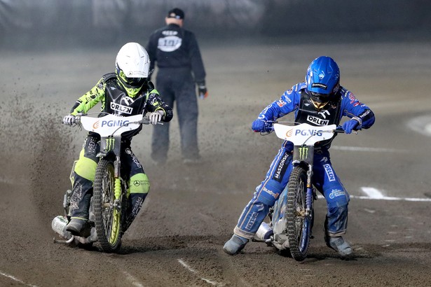 Artiom Łaguta (kask biały) i Bartosz Zmarzlik (kask niebieski)