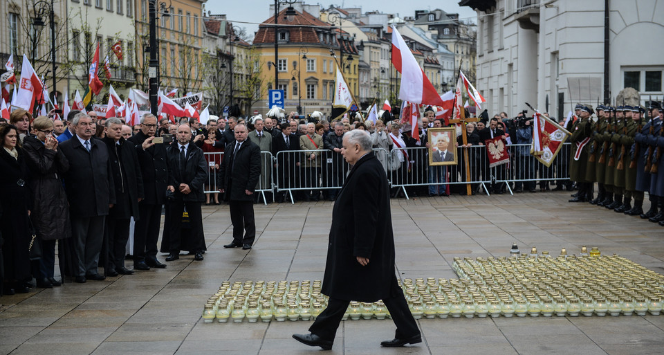 Prezes PiS Jarosław Kaczyński w trakcie Apelu Pamięci przed Pałacem Prezydenckim na Krakowskim Przedmieściu