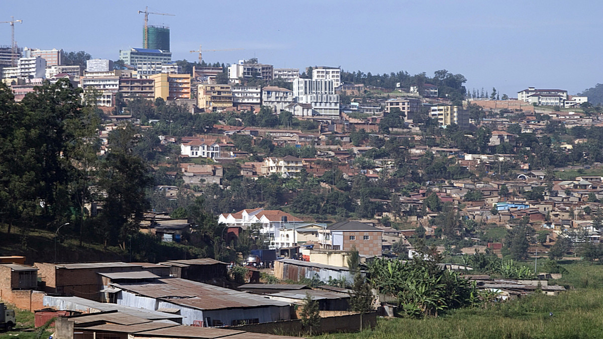 Witajcie w Kigali, gdzie panuje czystość i porządek. Trudno tu znaleźć jakieś śmieci, a za spacer po ulicy z reklamówką grozi nawet 150 dolarów. To i tak nic w porównaniu z karami, jakie grożą właścicielom sklepów: za plastikowe torebki można tu trafić na rok do więzienia.