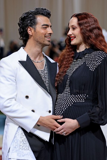 Joe Jonas és Sophie Turner a 2022-es MET-gálán szerelmesen néznek egymásra.