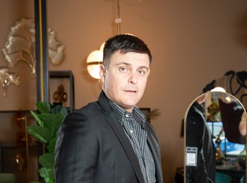 Brat Vuka Kostića ne živi u Srbiji: Nasledio je očevu profesiju i mnogi ističu da je veći šmeker od glumca! (Foto)