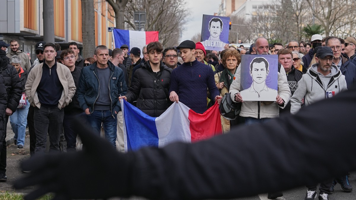 Hiljade ljudi odalo počast ubijenom aktivisti desnice