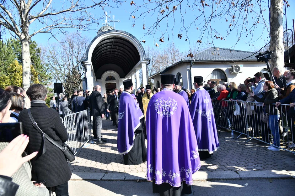 Osam sveštenika služi opelo Saši Popoviću 
