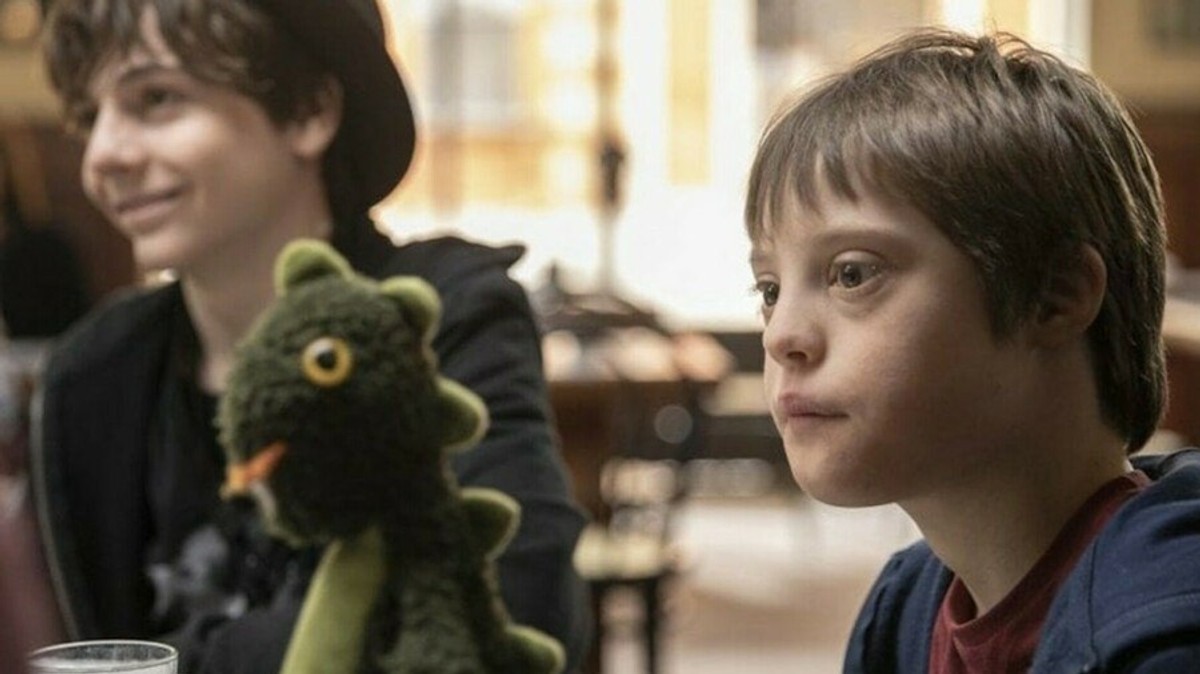 kadr z filmu "Mój brat ściga dinozaury"