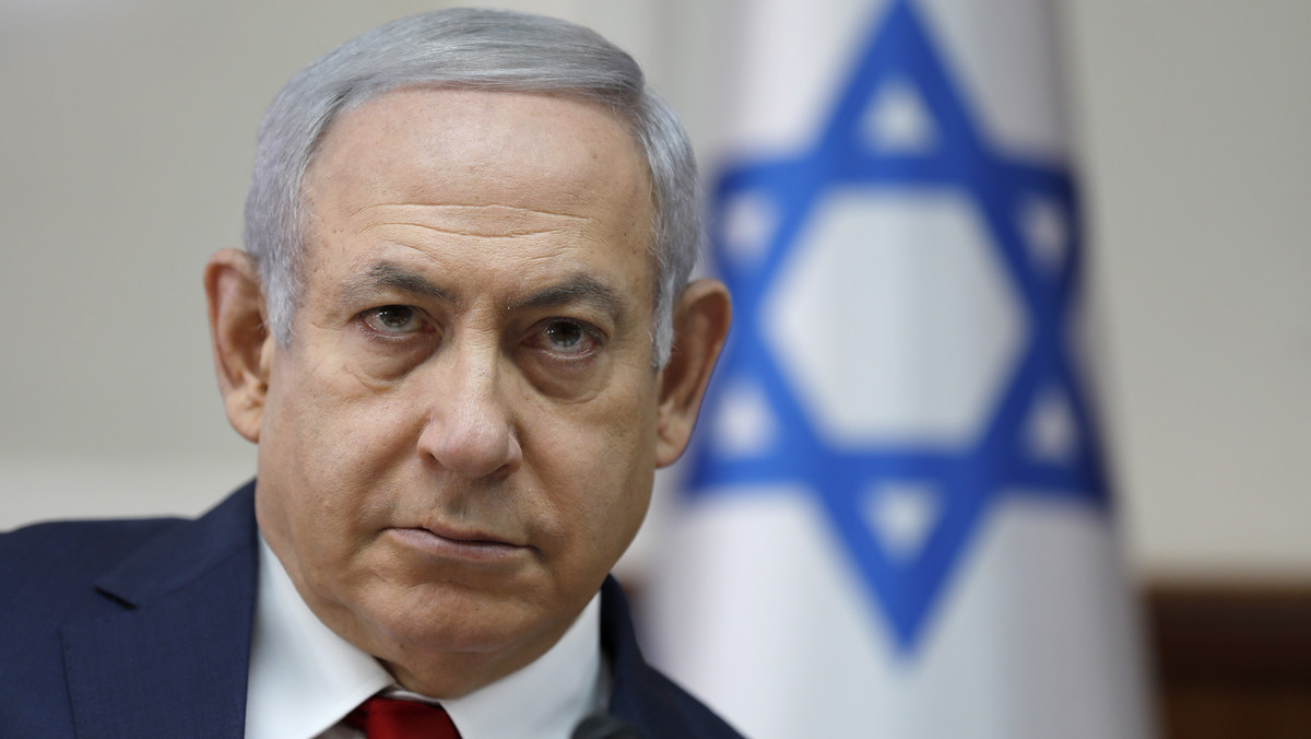 Premier Izraela Benjamin Netanjahu ogłosił, że będzie też tymczasowo sprawować urząd ministra obrony. Szef gabinetu wyraził nadzieję, że jego koalicyjni partnerzy wykażą się odpowiedzialnością i nie doprowadzą do upadku rządu.