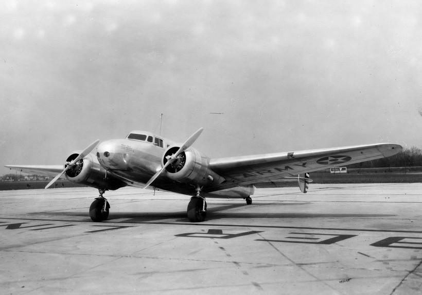 To, jak kształtowały się relacje na rynku pod koniec lat 30., najlepiej obrazuje ewolucja LOT-u. Polskie Linie Lotnicze w pierwszej połowie dekady użytkowały głównie holenderskie fokkery. Natomiast w roku 1938 miały na stanie 10 lockheedów L-10A Electra, 12 lockheedów L-14 Super Electra, plus dwa pasażerskie DC-2 oraz jednego samotnego Ju-52. LOT uchodził wtedy za jednego z najnowocześniej wyposażonych przewoźników na Starym Kontynencie. Na zdjęciu Lockheed L-10 Electra.