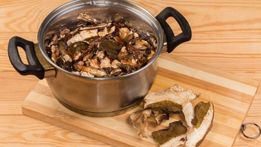 jak długo moczyć suszone grzyby? zrób tak, a będą pyszne, aromatyczne