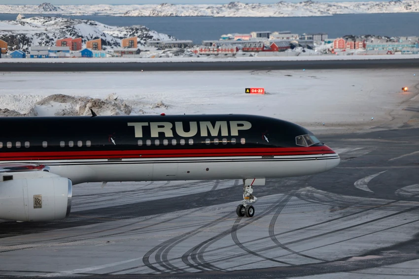 Avion Donalda Trampa u Nuku, Grenland, tokom posete sina američkog predsednika Donalda Trampa mlađeg 7. januara 2025.