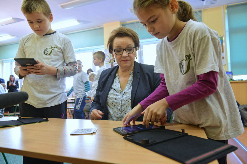 Minister edukacji narodowej Anna Zalewska podczas lekcji z udziałem uczniów z klasy III szkoły podstawowej, nt. profilaktyki zdrowotnej w ramach Ogólnopolskiego Dnia Tornistra