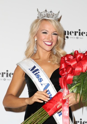 Miss Ameryki Savvy Shields