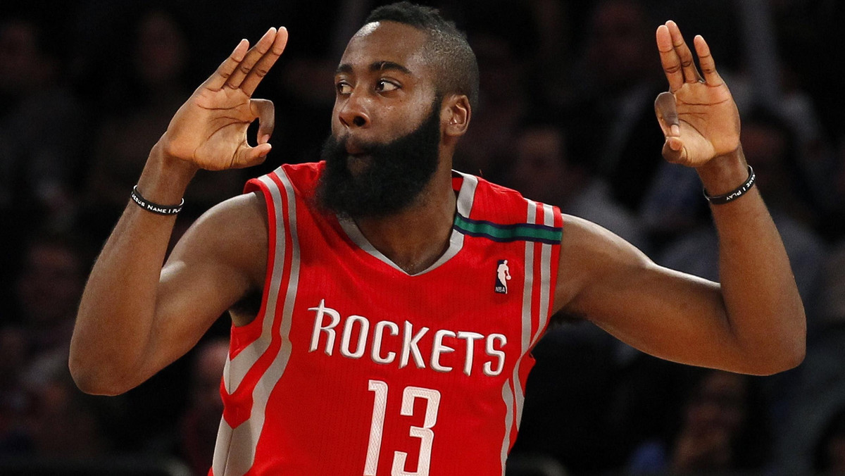 Grający w Houston Rockets James Harden to jeden z najlepszych ofensywnych zawodników NBA. Mimo to młodemu liderowi ekipy z Teksasu do bycia prawdziwą gwiazdą ligi wciąż brakuje efektywnej gry w obronie. Zawodnik twierdzi jednak, że jego postawa pod bronionym koszem jest lepsza niż w ocenie większości ekspertów.