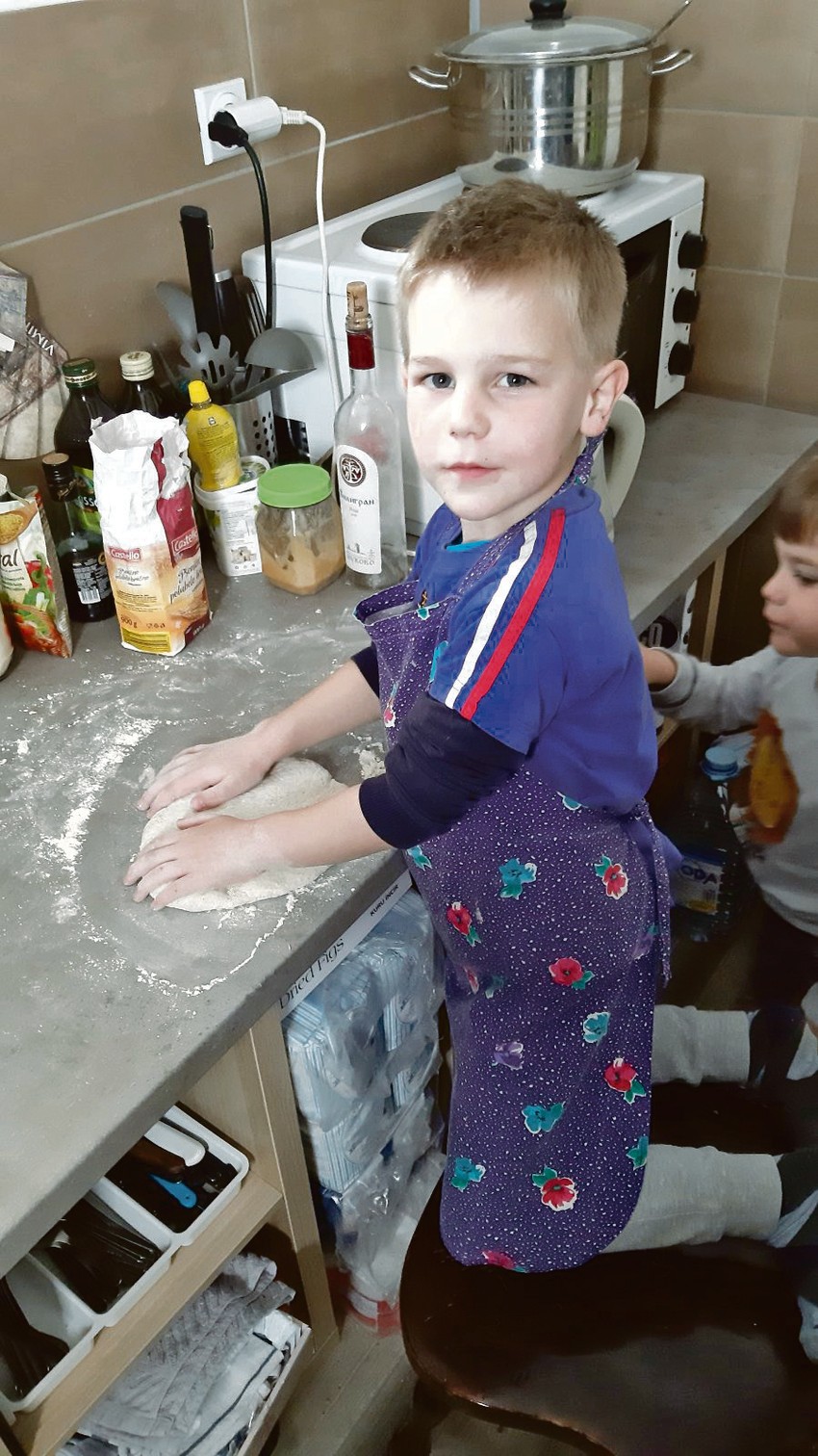 Najmlađima je doživljaj da pomažu roditeljima u mešenju hleba