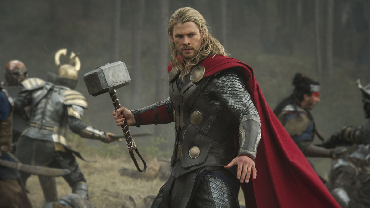 Chris Hemsworth i Natalie Portman są centralnymi postaciami nowego plakatu promującego film "Thor: Mroczny świat".