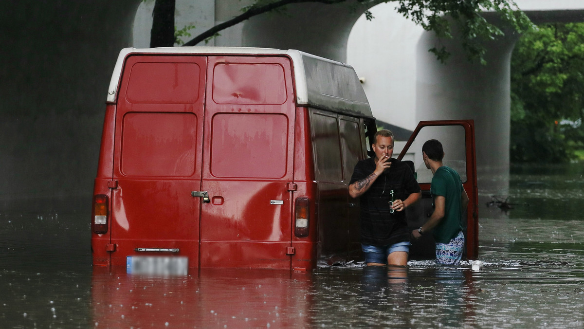 Nawałnice i burze przechodzą nad Polską. Po gwałtownej ulewie w Warszawie zalane są liczne ulice i tory tramwajowe. Na Trasie Toruńskiej miejscami woda sięga dwóch metrów. Z ruchu wyłączone zostały na kilka godzin cztery stacje metra. Ze skutkami nawałnic zmagają się także m.in. województwa: świętokrzyskie i podlaskie. Straż pożarna podała, że w całym kraju interweniowała już ponad 800 razy.