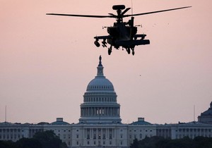 Ilustracija - američki helikopter Apač u letu iznad Vašingtona | Foto: Reuters