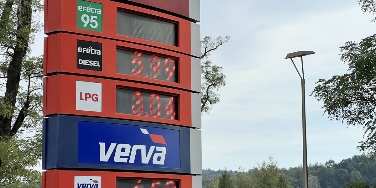 Niskie ceny paliw będą Orlen sporo kosztować.