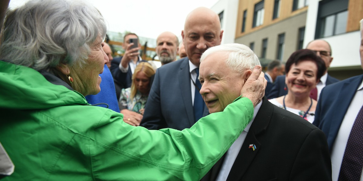 Jarosław Kaczyński przed wejściem na konwencję PiS w Markach.