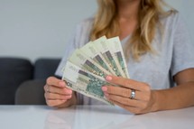 6900 zł co miesiąc jako prezent od państwa. Nie tylko na leki, prywatną opiekę medyczną czy poprawę komfortu życia. Zobacz, komu ZUS wypłaci fortunę bez względu na staż