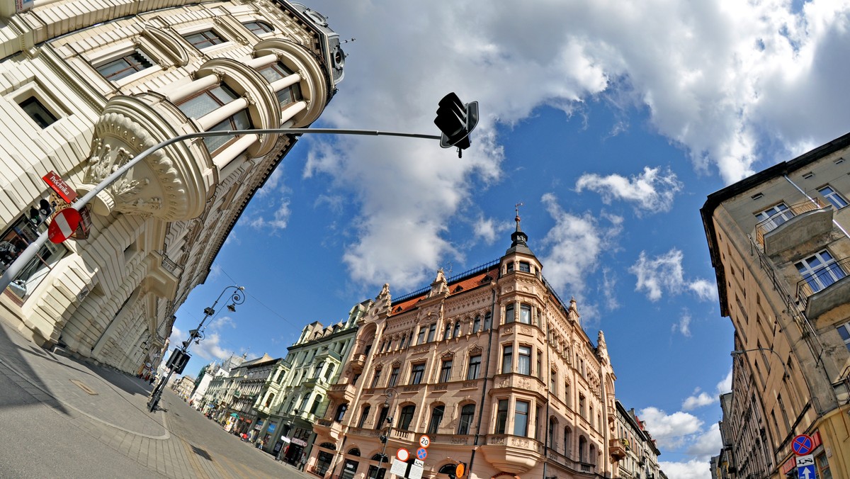 W Łodzi powstaje instalacja "Sąsiedzi" cenionego na świecie hiszpańskiego rzeźbiarza i twórcy street artu Isaaca Cordala. Na ścianach domu przy ul. Traugutta na 24 mini balkonach "zamieszkają" figurki samotnych i niepokojąco smutnych postaci.