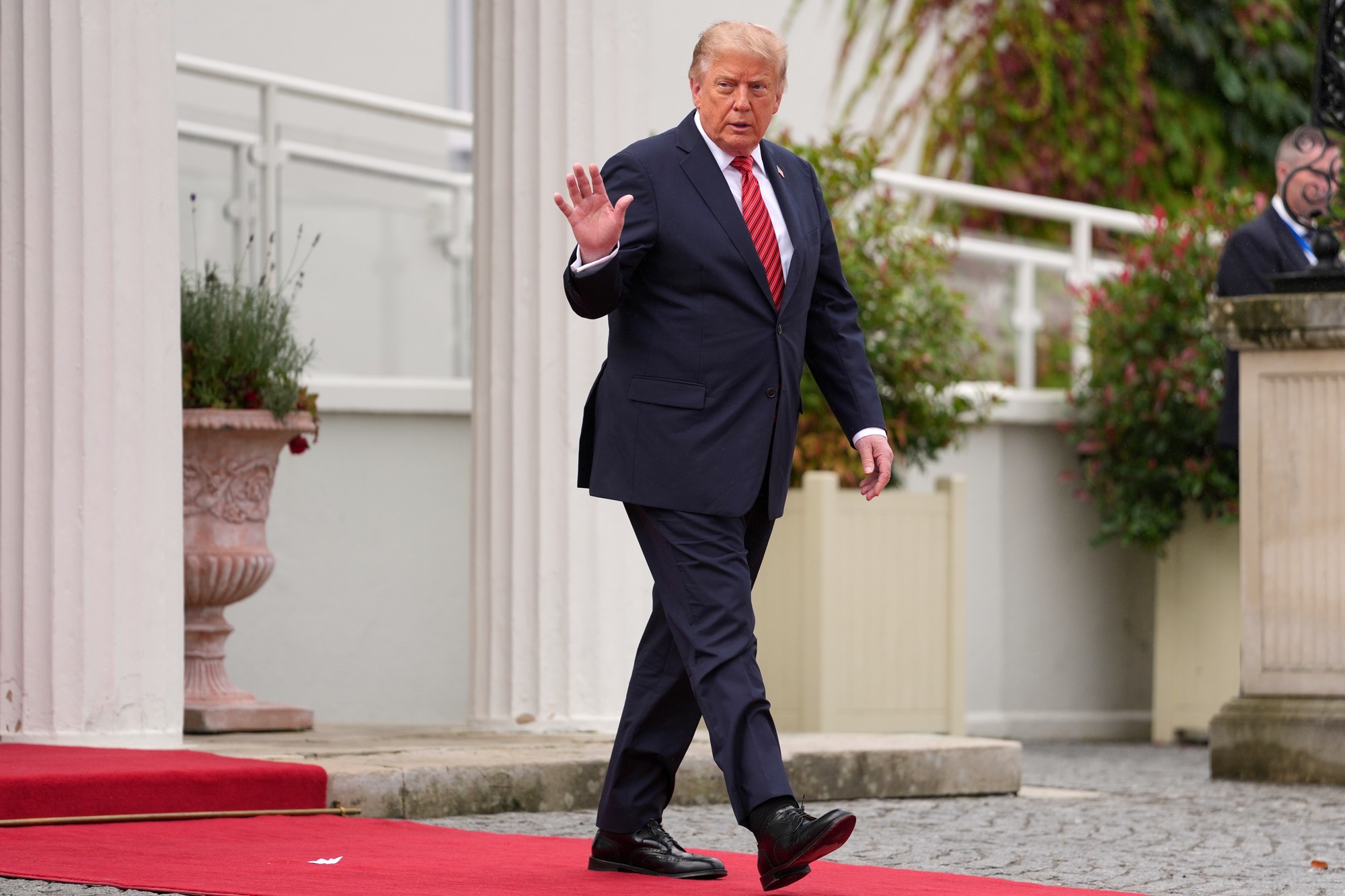 Americký prezident Donald Trump pricestoval na návštevu Írska, stretol sa s prezidentkou Catherine Connollyovou.